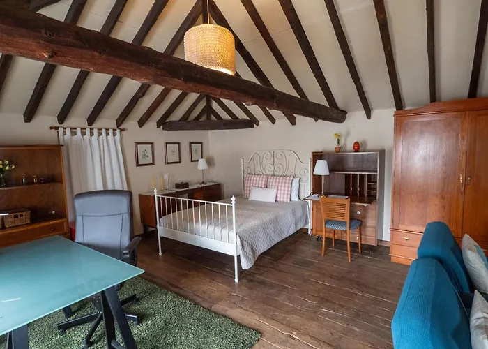 Donde Conchita, Buhardilla Con Bano Compartido, Cerca Del Aeropuerto Norte *